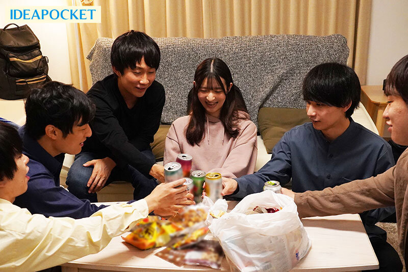 「女1人で参加したのが間違いでした…」 宅飲みで同級生達に廻された女子大生。 さくらわかなさくらわかな