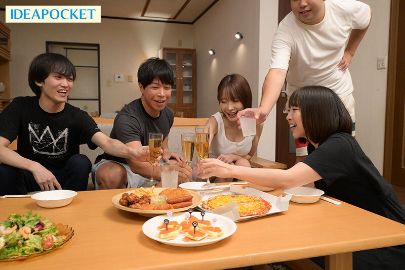 シェアハウスで同居人の女の子はド下品な格好でアナルおっぴろげて僕を誘ってきた。 極見えアナル丸見え！！ 桃乃木かな桃乃木かな