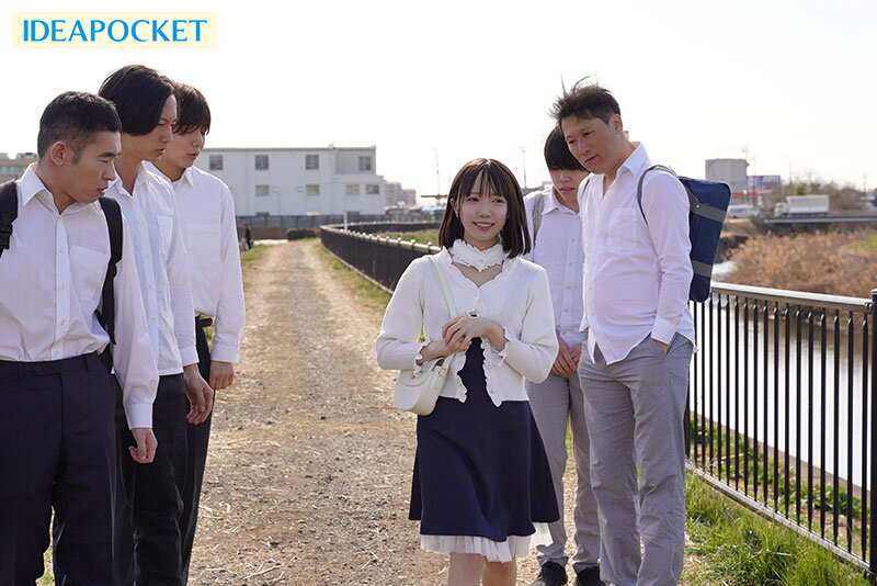 見た目は少女、中身はビッチな合法ロリ女教師は生徒をロリコンに目覚めさせてしまう 日向由奈日向由奈