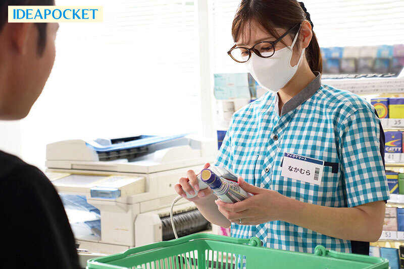 コンビニの年下バイトから女として求愛され 不倫にハマってしまった愛に飢える元タレント人妻 仲村みう仲村みう