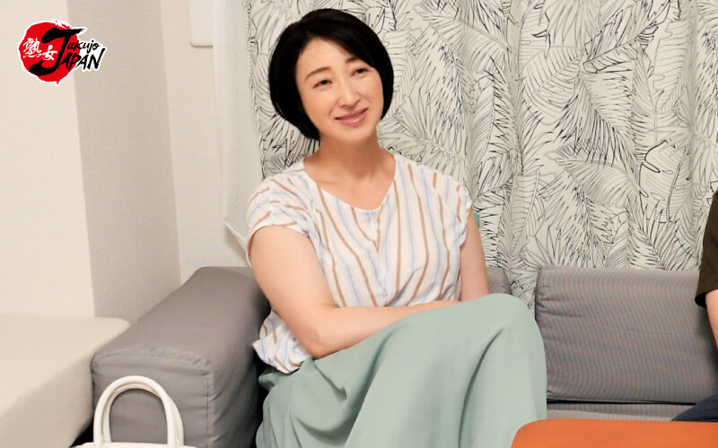 イケメンが人妻を部屋に連れ込んでSEXに持ち込む様子を盗み撮りしたDVD。020～強引にそのまま中出ししちゃいました～