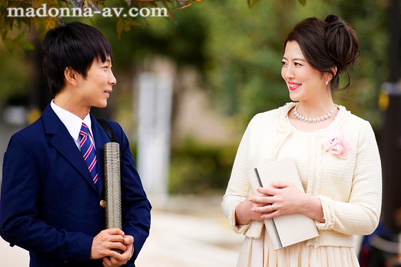 卒業式の後に…大人になった君へ義母からの贈り物―。 マドンナ専属美熟女が艶やかな色気で門出を祝う―。 木下凛々子木下凛々子