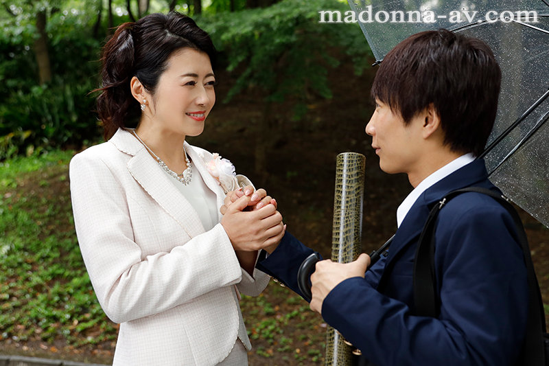 卒業式の後に…大人になった君へ義母からの贈り物―。 マドンナ専属美熟女が艶やかな色気で門出を祝う―。 北条麻妃北条麻妃