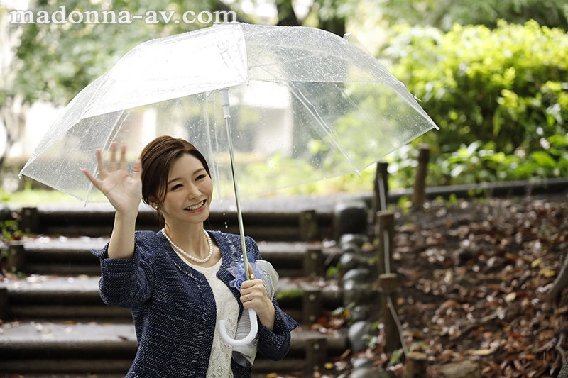 卒業式の後に…大人になった君へ義母からの贈り物―。 マドンナ専属美熟女が艶やかな色気で門出を祝う―。 愛弓りょう愛弓りょう