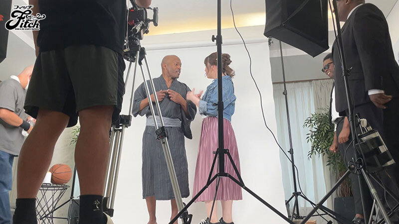 巨根黒人アスリートNTR ライトに映る衝撃のデカマラに身も心も奪われた豊満爆乳妻 夕季ちとせ夕季ちとせ