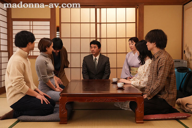 旅先Wブッキング人妻交換～予約していたはずの旅館がひと部屋しか空いていない。～向井藍・沙月ふみの