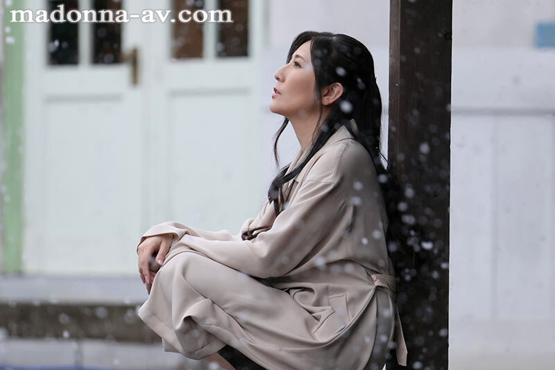 この雪降る寒空の下―。露出狂の人妻を見かねて家に招き入れてしまった。 椎名ゆな椎名ゆな