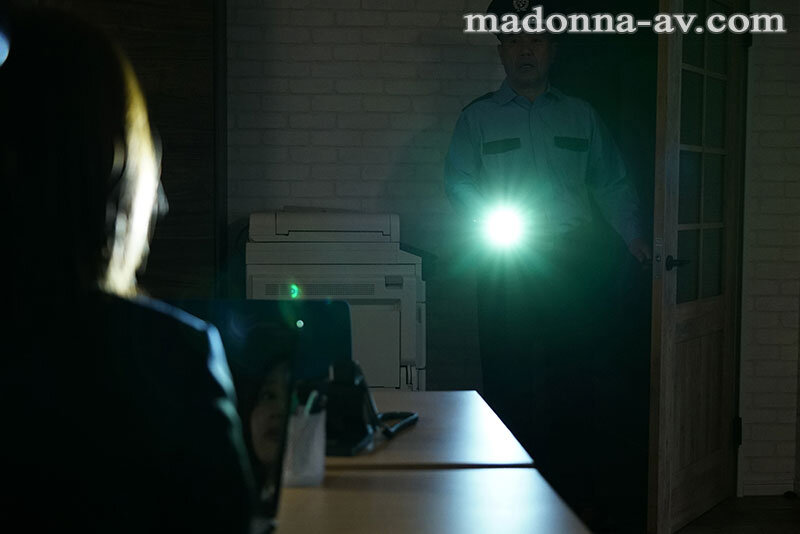 密着セックス ～深夜のオフィスで、警備員と残業不貞愛～ 小島みなみ小島みなみ