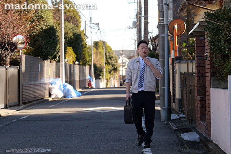 汗ほとばしる人妻の圧倒的な腰振りで、僕は一度も腰を動かさずに中出ししてしまった。 宮下華奈宮下華奈