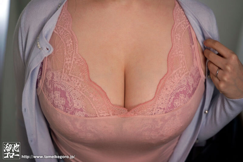 1人暮らしの男の部屋で乳首ビンビン！！むっちり爆乳人妻家政婦 ちなみんちなみん