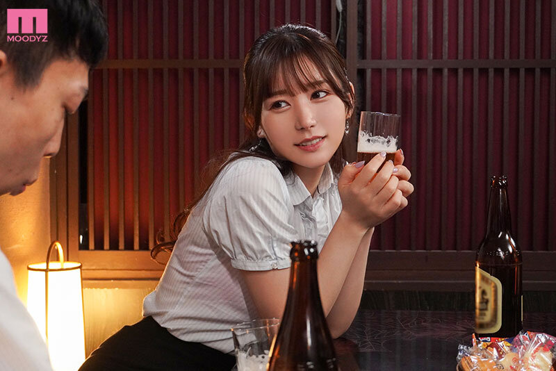 出張先で僕をダメにするキス魔な後輩女子と涎ダラダラ相部屋NTR 呼吸を奪われ接吻スパイダー騎乗位で唾液まみれ溺れイキ 五日市芽依五日市芽依