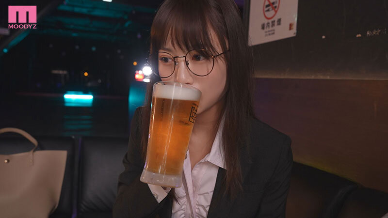 いつも地味メガネ女上司を酔わせたら…囁き誘惑キス魔になって何度も何度も勃起に持ち込まれ飲めば飲むほど無限中出し！！ 天宮花南天宮花南