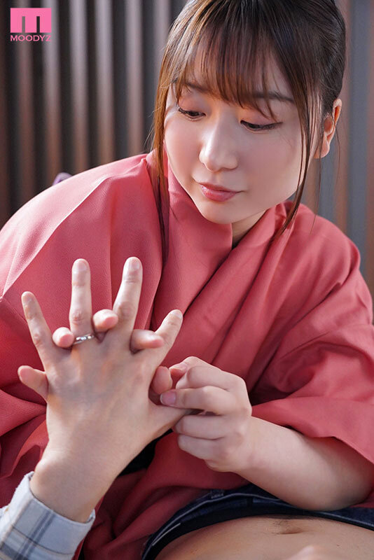 新婚旅行中の旦那さんを誘惑する仲居さんの逆NTR中出しセックス 雨井理奈雨井理奈