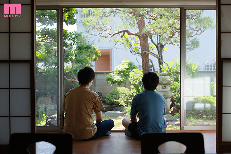 男友達みたいな距離感だった幼馴染と10年ぶりに再会したら… 急成長した巨乳ビッチギャルに筆おろし中出しで15発搾られた僕たち… 春陽モカ春陽モカ