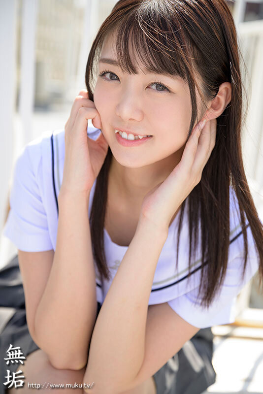 可愛い八重歯と制服のきみ。 無垢 164cmパイパンスレンダー美少女 AV DEBUT 松山みなみ松山みなみ