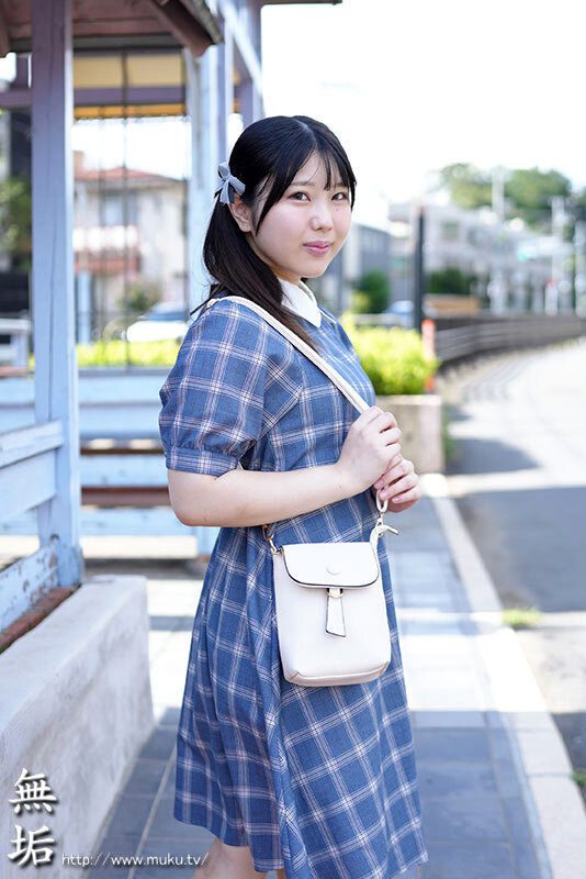 ハードプレイがしたくてAVのドアを叩いた19歳の逸材。 衝撃の初アナルセックスAVデビュー 純粋無垢な美少女が3穴で絶頂するギャップ姦。 湖高湊湖高湊