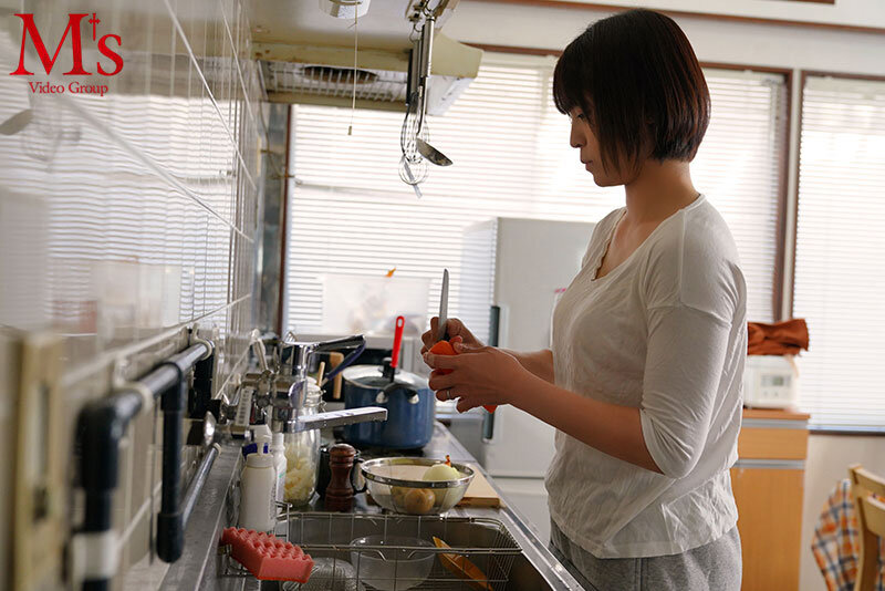 夕飯は冷蔵庫にカレー入ってるから適当にチンして食べてね…それじゃあお母さんセックスしてくるね。 玉城夏帆玉城夏帆