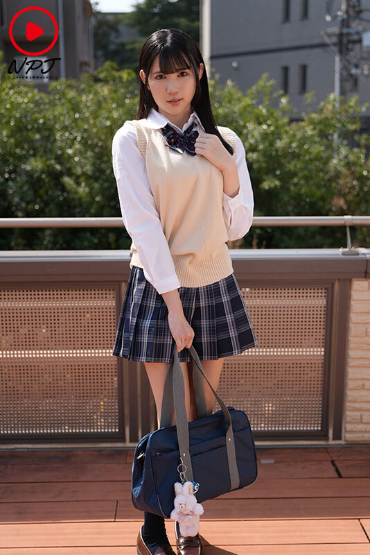 平日の学校帰りに暇そうにしているJ●に声かけ 家に連れて帰ってコスプレさせて生中ハメ撮り バイトさぼってネ●フリ見ようと誘ったら、意外と食いついてきたからファーストタッチから性欲爆発イキ窒息 高身長スリム巨乳Hカップ 普通に地味だけど、性欲モンスター