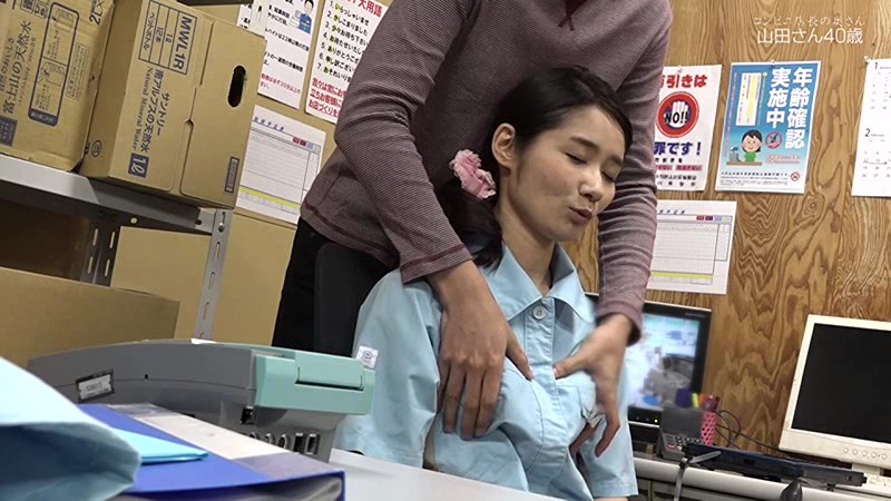 コンビニで一緒に働く店長の奥さんは誰もがソソる美熟女なのでヤラずにはいられない総集編