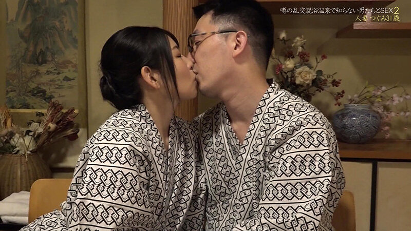 噂の乱交混浴温泉で知らない男たちに無理やり挿入される清楚妻（2）～愛する妻を寝取られてフル勃起する変態夫