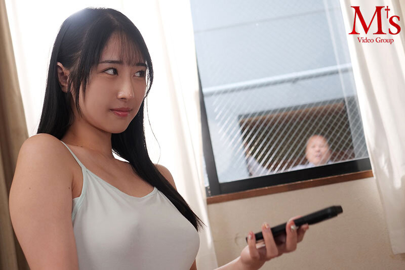 男なら絶対断れない！ とてつもなくいやらしい下着姿で中年おやじに見せつけ誘惑してくる向かいの部屋の露出狂お姉さん 小野坂ゆいか小野坂ゆいか