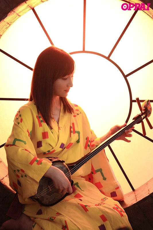 三線持って沖縄から上京してきたばかりの19歳！Hcup巨乳の島人AVデビューでイーヤーサーサー 楪カレン楪カレン