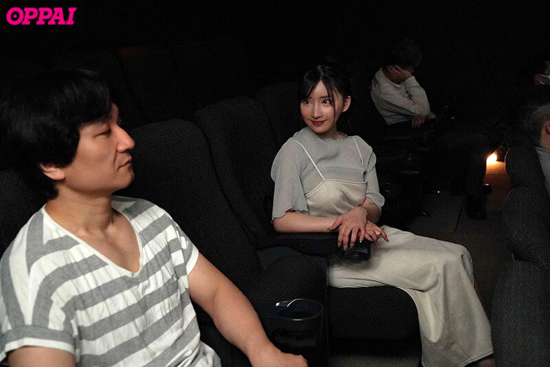 「こんな場所で？」「声でバレちゃう！」「ここに射精するの！？」小悪魔な巨乳逆チカンお姉さん 楪カレン楪カレン