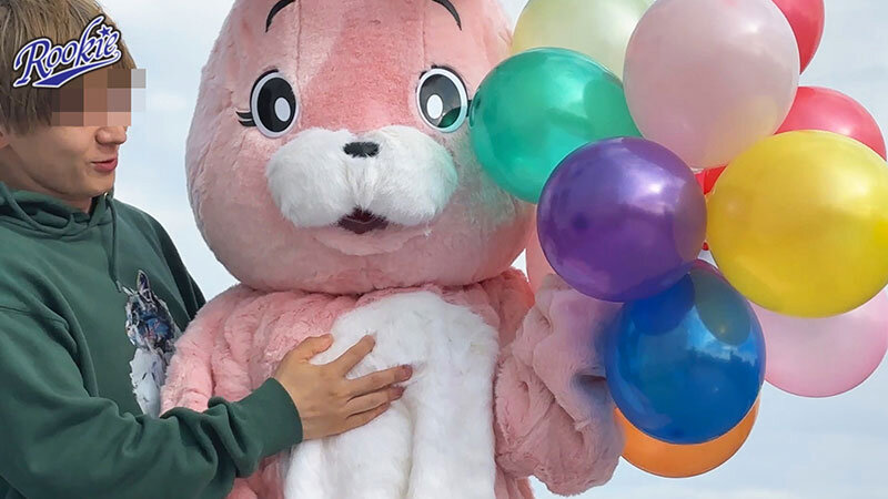 着ぐるみの中身はまさかのグラマラスおっぱい美女！？ 着衣熱気と痛客セクハラでド発情してしまった爆乳お姉さんと肉感MAX汗だく絶頂SEX