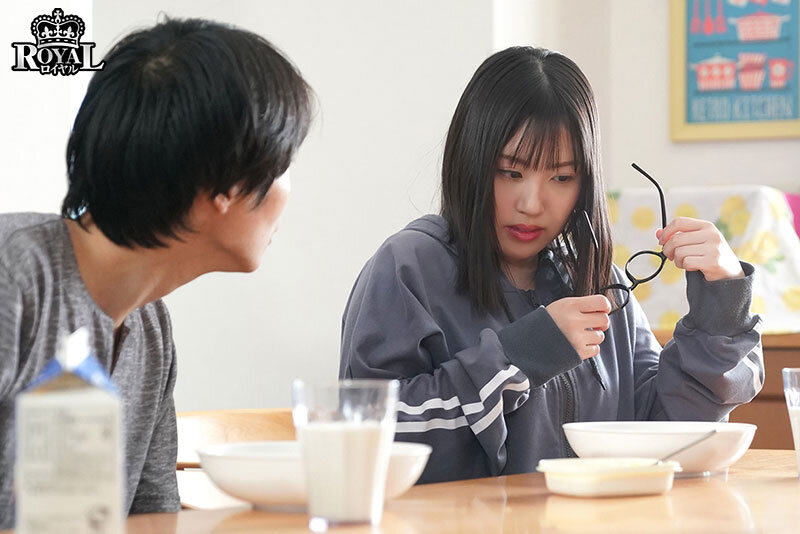 僕の姉は地味で控えめですが、眼鏡を外すと、絶世の美女で我慢できず迫ったら素股からの生挿入で初中出しをさせてくれました。 夕木こいろ夕木こいろ