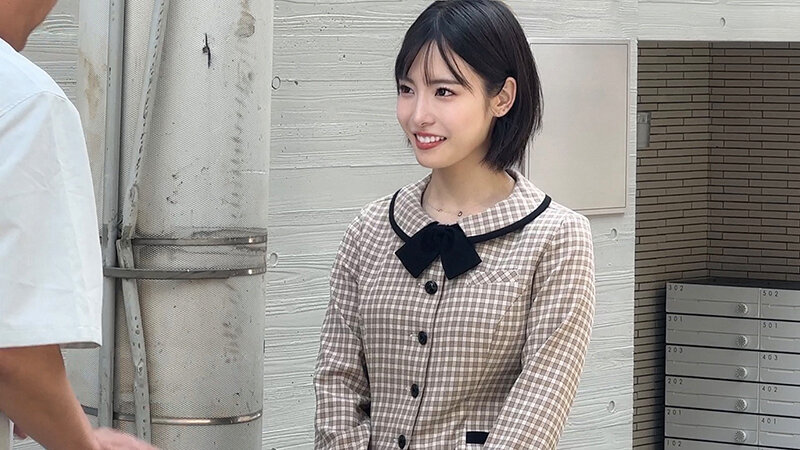 街で働くかわいい女の子をガチナンパ＆その場でガチ本番交渉！真面目そうに見える制服系お姉さん！なんか普通に仕事してます感出てますがエロオーラ全開のムンムンビームの方が溢れ出てますよ！