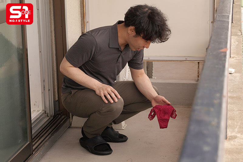 風で飛んできた下着を返しにいくたびに 谷間丸出しで微笑んでくる隣人のLカップお姉さん 鷲尾めい鷲尾めい