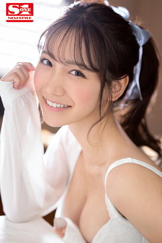 アナタの最高オナニーのために三田真鈴が可愛く見つめておち●こを刺激、そして何度も射精を笑顔で受け止める…大量顔射スマイルオナサポ三田真鈴