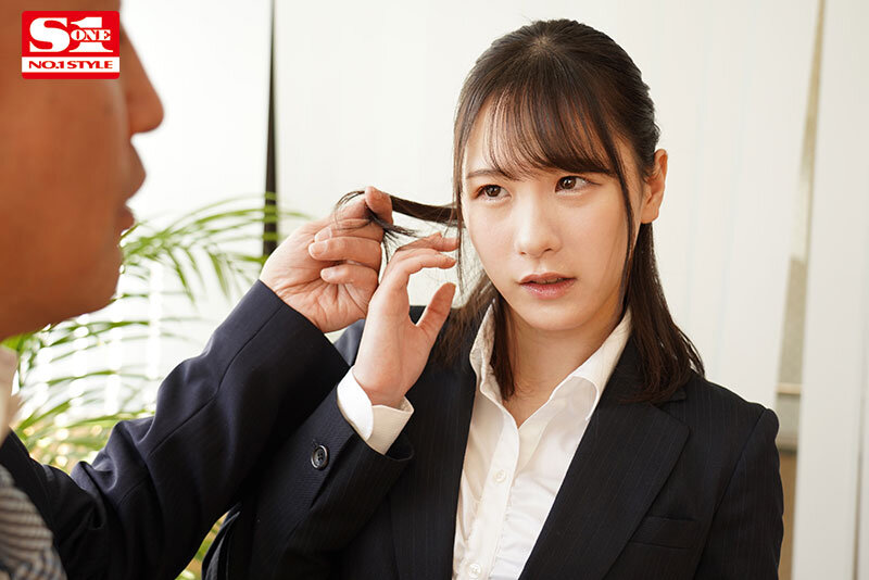 出張先で軽蔑している中年セクハラ上司とまさかの相部屋に…朝まで続く絶倫性交に不覚にも感じてしまった私 村上悠華村上悠華