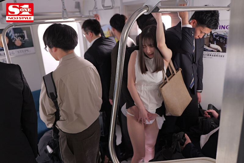 「やめて」が言えない女子大生は初めてサレた感触が忘れられずまさかの電車痴●の虜に… 村上悠華村上悠華