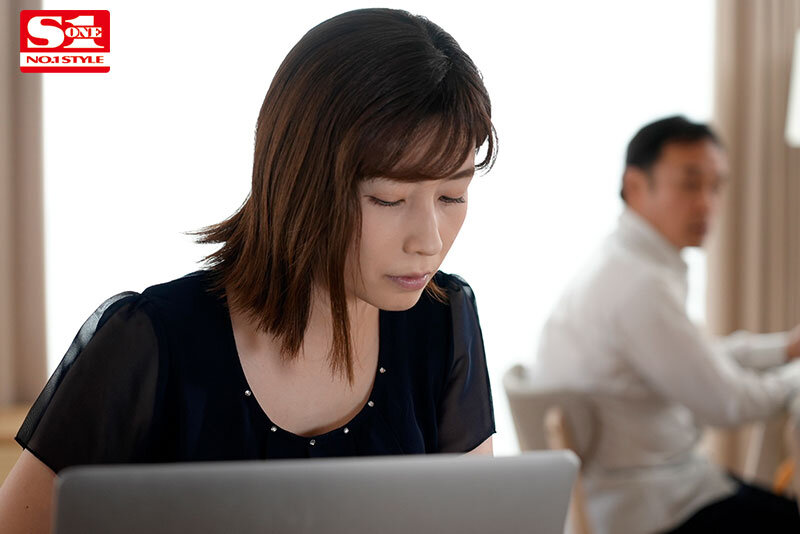 旦那の兄の薄壁一軒家に夫婦で転がり込んで夜の営みも出来ず身近な義兄チ〇ポに手を出した人一倍性欲の強い肉欲妻 奥田咲奥田咲