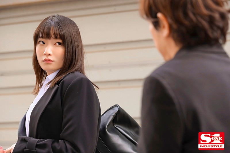 Jカップ美人上司がポツンと一軒宿で大嫌いなポンコツ部下と相部屋に… まさかの夜は立場逆転！絶倫チ●ポに一晩中「ひぃひぃ」イカされ続けるなんて… 鷲尾めい鷲尾めい