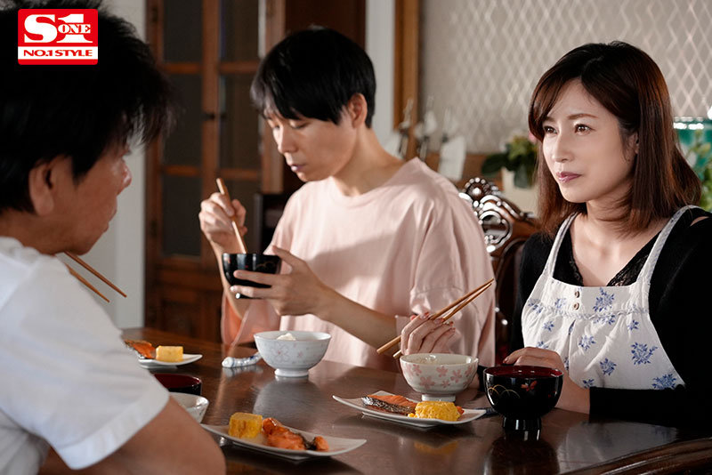 四つ年上の巨乳義母に媚薬を毎日盛り続け7日目、何度も近親濃厚セックスを欲しがる発情メスに堕ちた。 奥田咲奥田咲