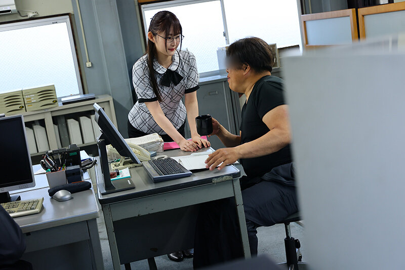 中小建設会社に勤める事務員の真面目な彼女が、肉体労働者に犯●れ、見た目も自尊心も壊されていく…この後、めちゃくちゃベロキス種付け連続中出しされた話… 千川とわ千川とわ