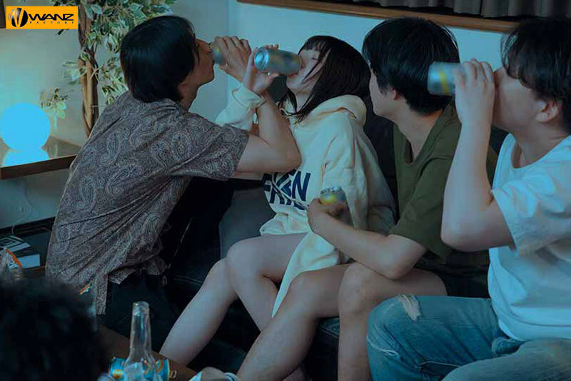 片思いしていた隠れ巨乳女子がサークル飲みでヤリチン男たちにドロ酔い中出し輪●無意識アクメさせられてるのを見て鬱勃起する童貞陰キャの僕… 小坂ひまり小坂ひまり