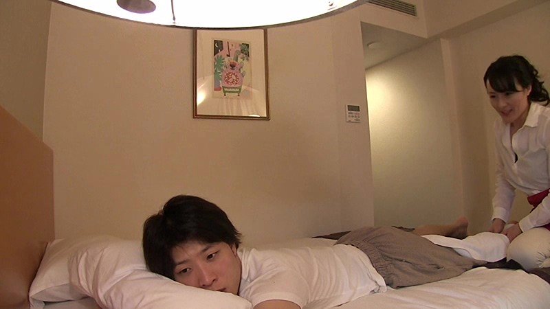 出張マッサージの美熟女にセンズリ見せつけ猥褻 15