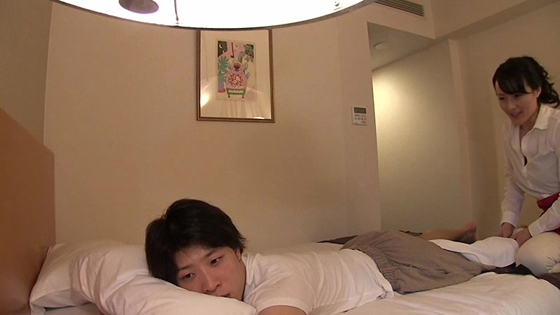 出張マッサージの美熟女にセンズリ見せつけ猥褻 15