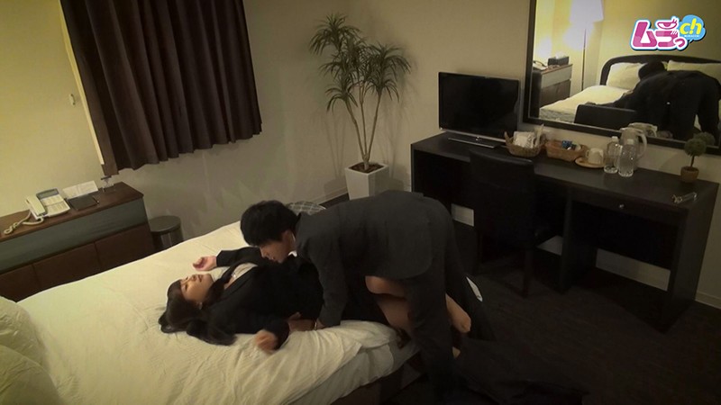 ホテル盗撮 意識していなかった同僚男と男女関係に…凄いペニスとテクニックの虜になってしまう女藍原かれん