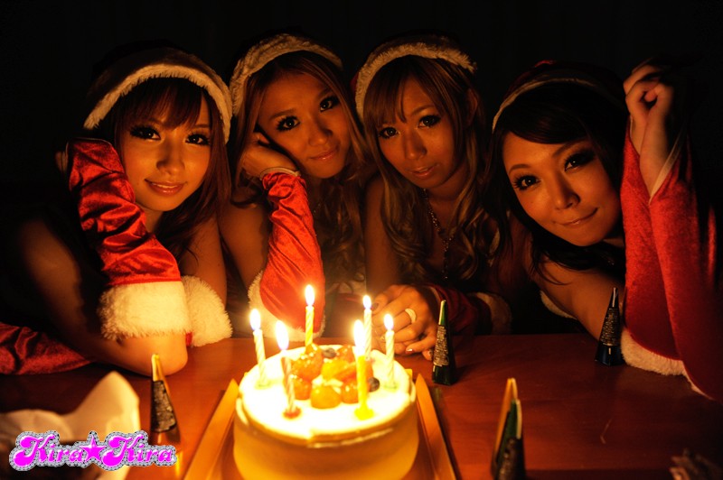 kira☆kira SPECIAL-巨乳ギャルサンタ☆自宅に押しかけ大乱交-成瀬心美（ここみ）・ERIKA（モカ、MOKA）・橘なお（上原海里）