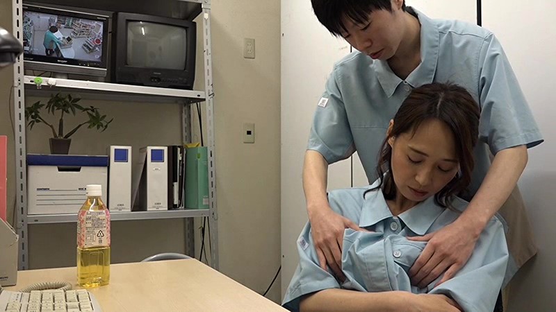 コンビニで一緒に働く店長の奥さんは誰もがソソる美熟女なのでヤラずにはいられない（3）