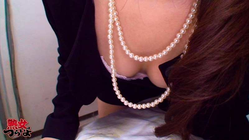 葬儀会場 霊安室 病室 喪服美熟女未亡人たちの胸チラとパンチラ97名