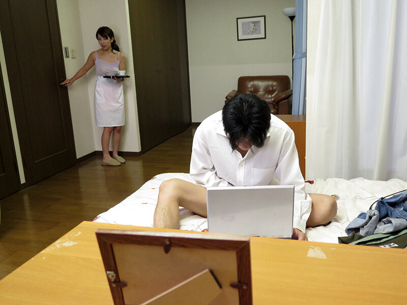 「一人でやるなら母さんが抜いてあげるぅ～こんなにビンビンになってるぅ～」オナニーしていたら母が入ってきて… 4時間8人