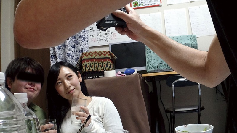 人妻NTR 酔いつぶれた旦那さんのすぐ側で奥さんを寝取る02