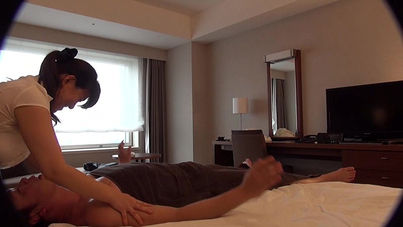 出張人妻マッサージを呼んだら、これがちょっといい女でビンビンになってしまい、それを奥さんは見て見ぬふりをするので、無理やり押し倒してパンツめくったらビチョ濡れになっていたので…