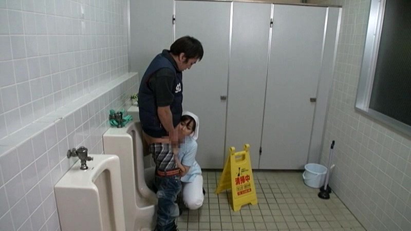 公衆トイレで、若者のチ●ポを品定めするお掃除おばちゃんに狙われちゃったボク