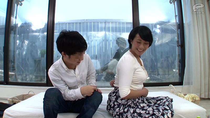 一般男女モニタリングAV 禁断の歳の差筆おろし企画 マジックミラーの向こうには実の息子！いまだ童貞の男子大学生と巨乳の「友達のお母さん」が素股でセックスの予行演習に挑戦！ 3